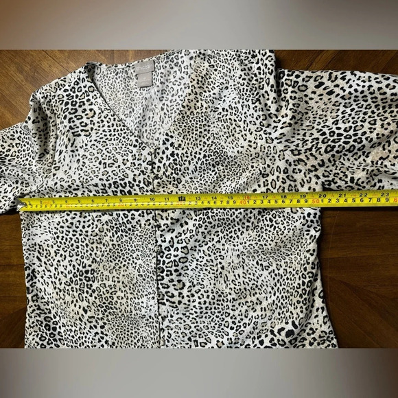 Chicos Petite Animal-Print Tie-Sleeve Button Top Size 1 US Med 8/10 Cheetah - Picture 5 of 9